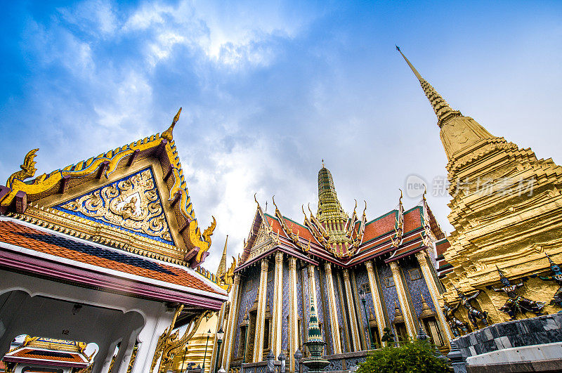 低角度观看大皇宫Wat Phra Kaew在曼谷，泰国